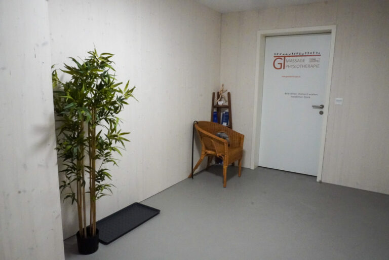 Wartebereich mit Sitzplatz und Pflanze in der Physiotherapiepraxis