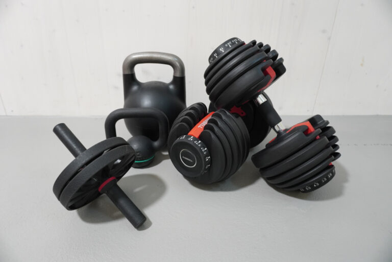 Hanteln und Kettlebell für Kraftübungen in der Physiotherapiepraxis