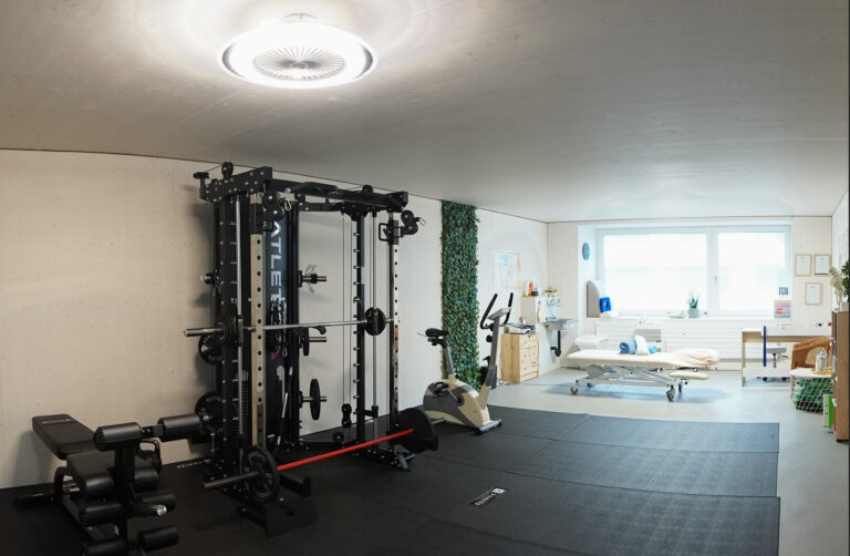 Trainingsraum mit Krafttrainingsgerät in der Physiotherapiepraxis